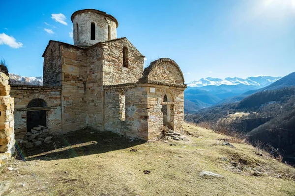 Vista de la hermosa iglesia antigua Senty en Rusia — Foto de Stock