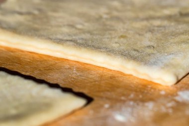 Ahşap tahta üzerinde beyaz çiğ hamur kapatın