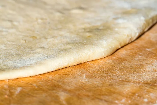 Chiudere pasta cruda bianca su tavola di legno — Foto Stock