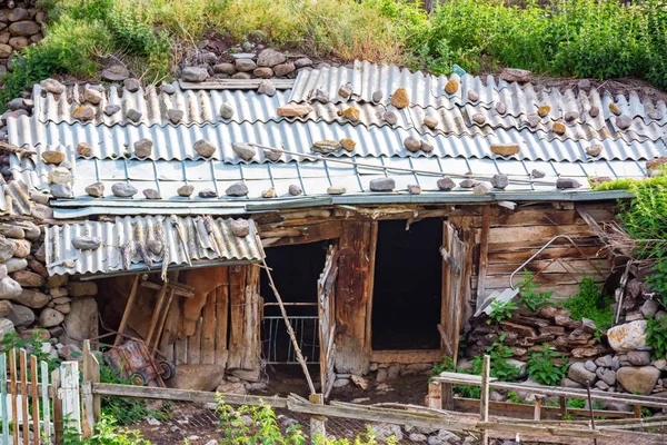 Pequeña cabaña rural erosionada en las montañas — Foto de Stock
