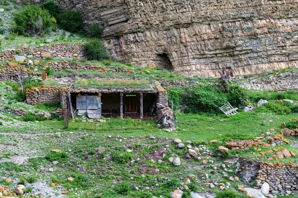山上用石头做成的小乡村小屋 — 图库照片