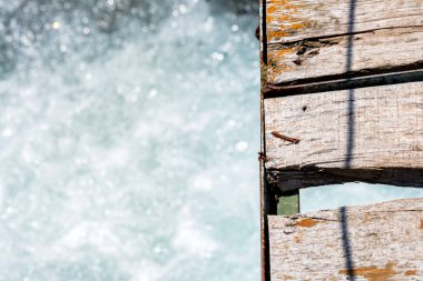 Dağ nehri üzerinde üst yakın görünümü dar ahşap köprü