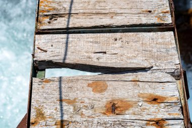 Dağ nehri üzerinde üst yakın görünümü dar ahşap köprü