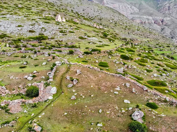 Luchtfoto van middeleeuwse graven in de stad van de dood in de buurt van Eltyulbyu, Rusland — Stockfoto