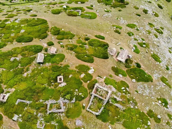 Luchtfoto van middeleeuwse graven in de stad van de dood in de buurt van Eltyulbyu, Rusland — Stockfoto