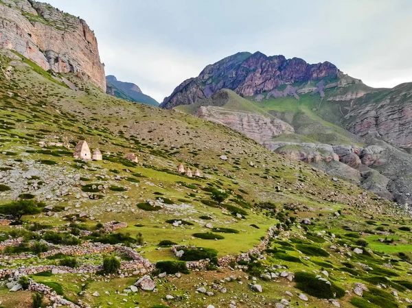 Vista lejana de tumbas medievales en Ciudad de Muertos cerca de Eltyulbyu, Rusia — Foto de Stock