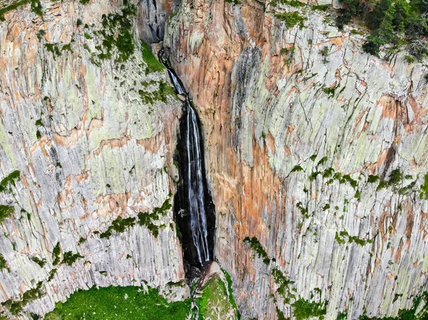 ドローンで撮影した2つの岩の間の山の滝を持つ夏の風景 — ストック写真