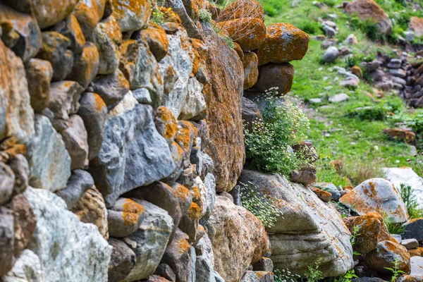 Close up de pedras cobertas com musgo ao ar livre — Fotografia de Stock