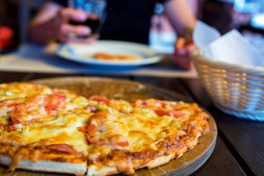 Domatesli, salamlı ve erimiş peynirli taze pizza.