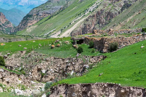 Kleine landelijke hutten gemaakt van steen in de bergen — Stockfoto