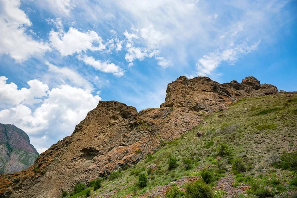 Uitzicht op de prachtige bergen in de noordelijke Kaukasus op zonnige dag — Stockfoto