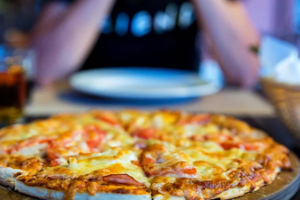 Domatesli, salamlı ve erimiş peynirli taze pizza.