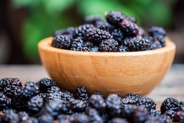 Masada ahşap kase taze dut meyve kapatın