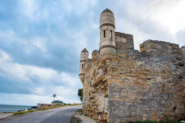 Vista della fortezza di Yeni-Kale sulla riva dello Stretto di Kerch in Crimea — Foto Stock