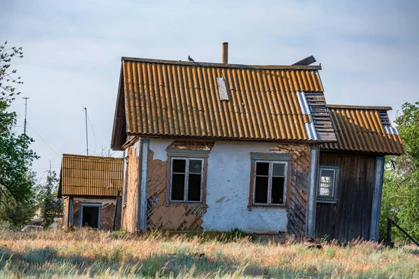 Влітку кинув старий будинок у російській сільській місцевості. — стокове фото