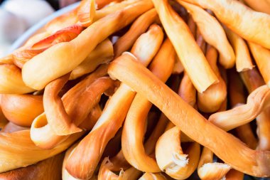 Füme örgülü peynir şeritler arka plan kadar yakın