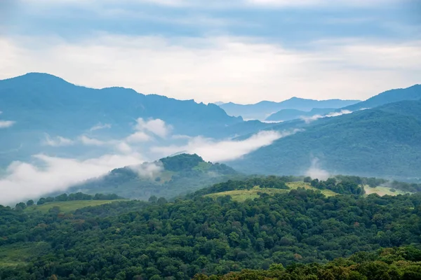 雾蒙蒙的山景.云彩与青山森林景观 — 图库照片