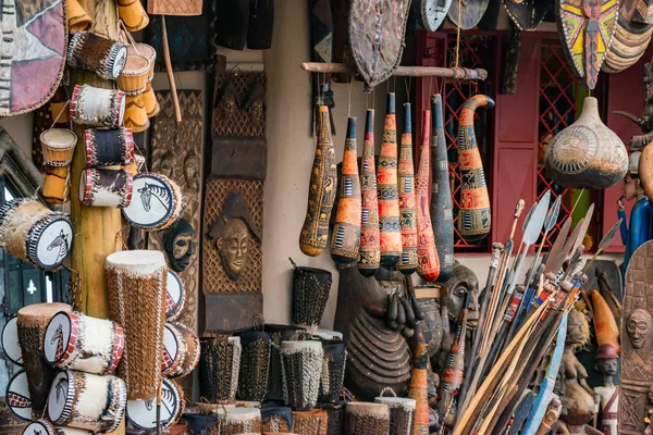 Variété de souvenirs africains exposés à la vente sur le marché local — Photo