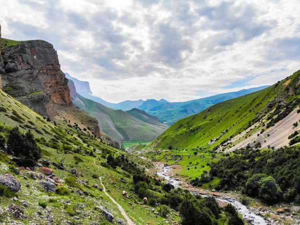 Uitzicht op de prachtige bergen in de noordelijke Kaukasus op zonnige dag — Stockfoto