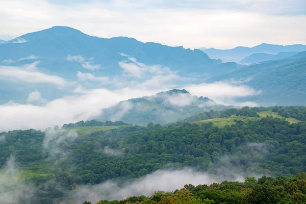 雾蒙蒙的山景.云彩与青山森林景观 — 图库照片