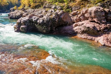 Sonbahar yatay, dağ nehir ve orman