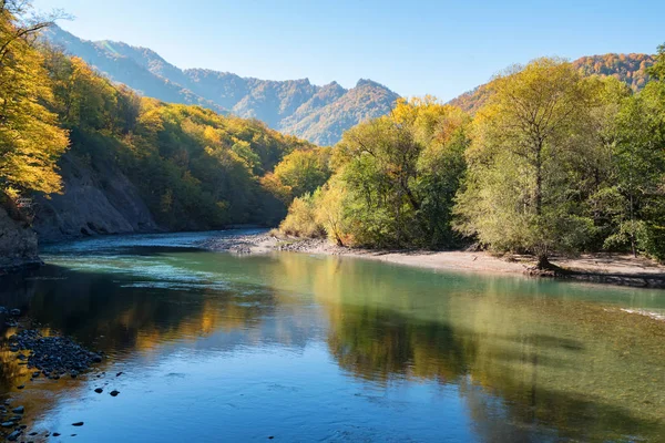 Békés őszi táj széles hegyi folyóval és erdővel — Stock Fotó
