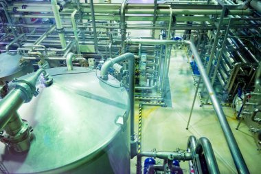 Bir meşrubat fabrikasında metal depoları.