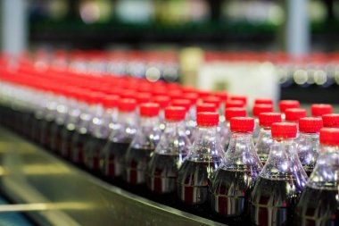 Rostov-On-Don, Rusya -13 Kasım 2018: Coca-Cola fabrikada şişeleme hattı