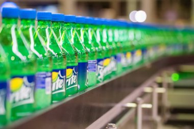 Rostov-On-Don, Rusya -13 Kasım 2018: Fabrikada sprite şişeleme hattı