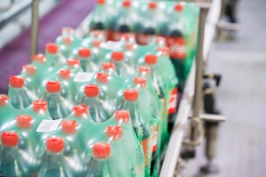 Rostov-On-Don, Rusya -13 Kasım 2018: Coca-Cola fabrikada şişeleme hattı