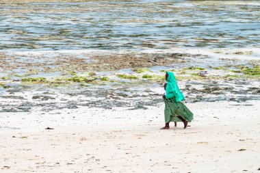 Stown Town, Tanzanya - 11 Ocak 2015: Zanzibar sahilinde yerel halk yürüyor