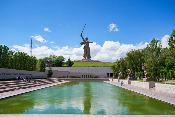 ВОЛГОГРАД, РОССИЯ - 26 мая 2019 года: Памятник Отечеству называют в Волгограде, Россия. — стоковое фото