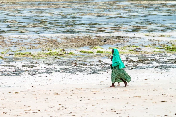 Stown town, tansania - 11. Januar 2015: Einheimische spazieren an der Küste von Sansibar — Stockfoto