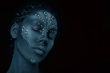 Avatar tarzında kabile etnik resimleri ile Afrikalı kadının Sanat fotoğrafı