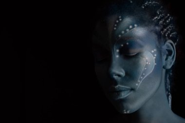 Avatar tarzında kabile etnik resimleri ile Afrikalı kadının Sanat fotoğrafı