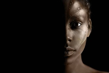 Yüzünde kabile resimleri olan Afrikalı bir kadının sanat fotoğrafı.