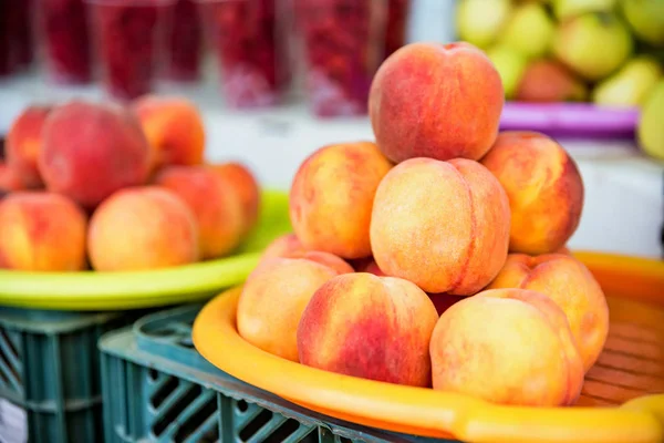 Стиглі органічні персики для продажу на ринку — стокове фото