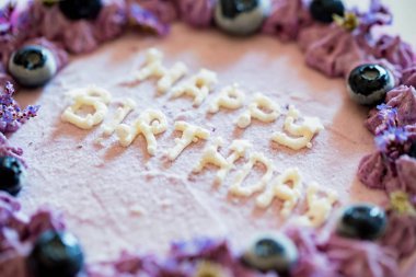 Doğum günü pastasını krema ve yaban mersiniyle kapat.