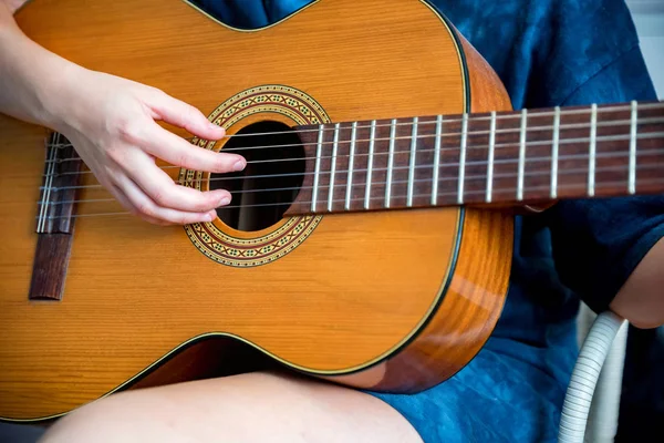 Close view adolescente toca la guitarra en su habitación —  Fotos de Stock