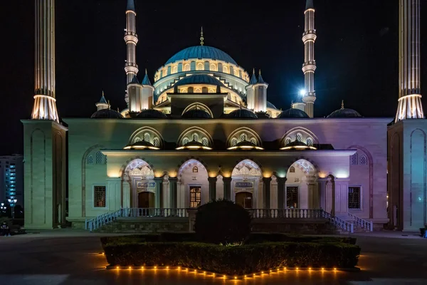 Akhmad Kadyrov-moskee in de avond in Grozny, Tsjetsjenië, Rusland — Stockfoto