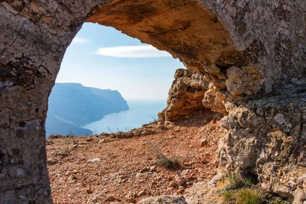 Aya Cape View in het zuiden van de Krim van oude stenen ruïnes — Stockfoto