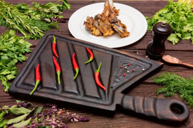 Közlenmiş kuzu kaburga tabak ve biber ile kesme tahtası servis