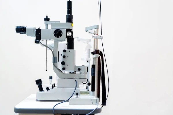 Close up laser oftalmológico moderno usado para cirurgia ocular na mesa — Fotografia de Stock