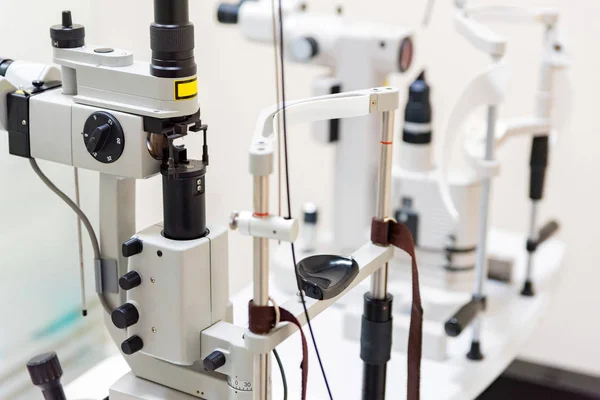 Close up laser oftalmológico moderno usado para cirurgia ocular na mesa — Fotografia de Stock