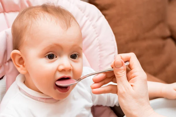 口を開けて食べさせられている間、小さな女の子 — ストック写真