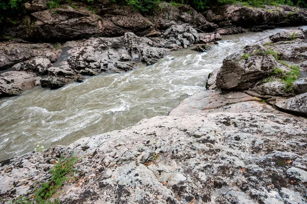Paisaje de verano con río de montaña, rocas y bosque verde — Foto de Stock