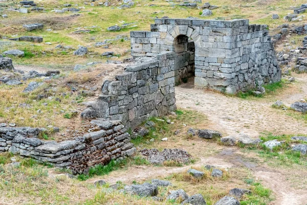 Gezicht op de ruïnes van de oude Griekse stad Panticapaeum in de Krim — Stockfoto