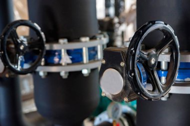 Plastik boru üzerindeki siyah valf fişini kapatın