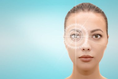 Hi-tech lazer göz cerrahisi konsepti ile genç güzel kadının izole yüzü