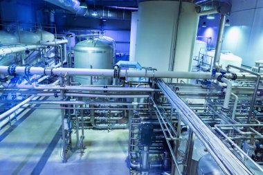 Tüplü meşrubat fabrikasının endüstriyel iç mekanı.